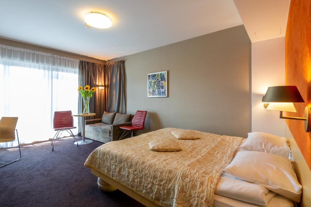 Niebieski Art Hotel & Spa Cracovia Exterior foto A typical hotel room