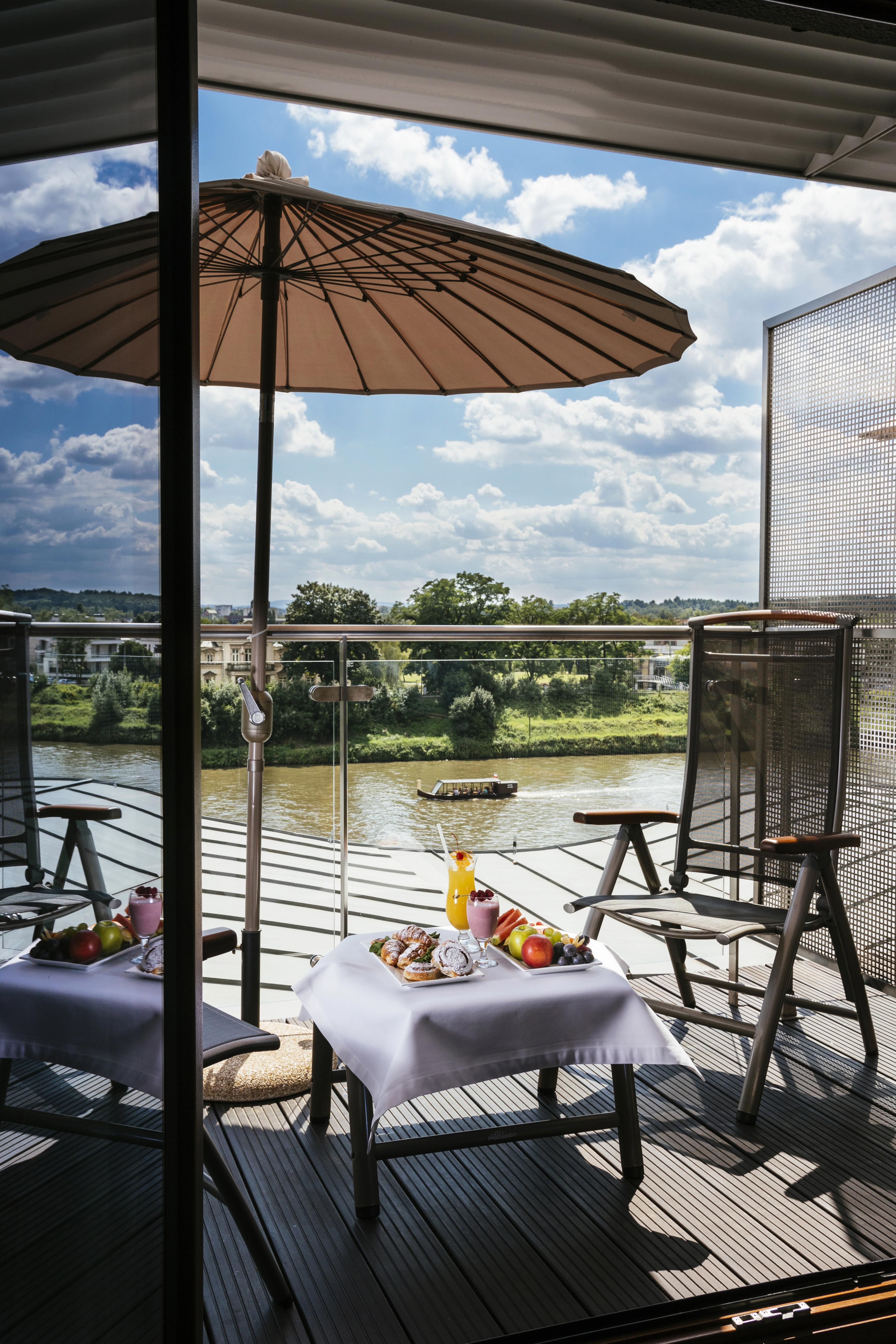 Niebieski Art Hotel & Spa Cracovia Exterior foto View of the River Thames from the balcony of a suite at the Riverview