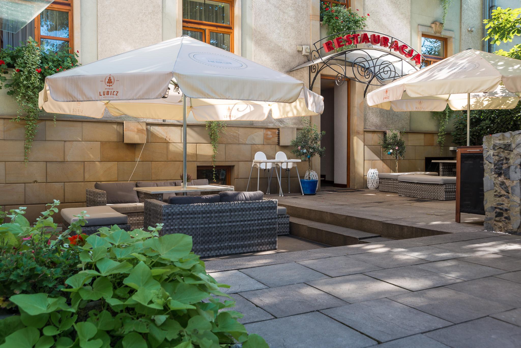 Niebieski Art Hotel & Spa Cracovia Exterior foto The courtyard of the hotel