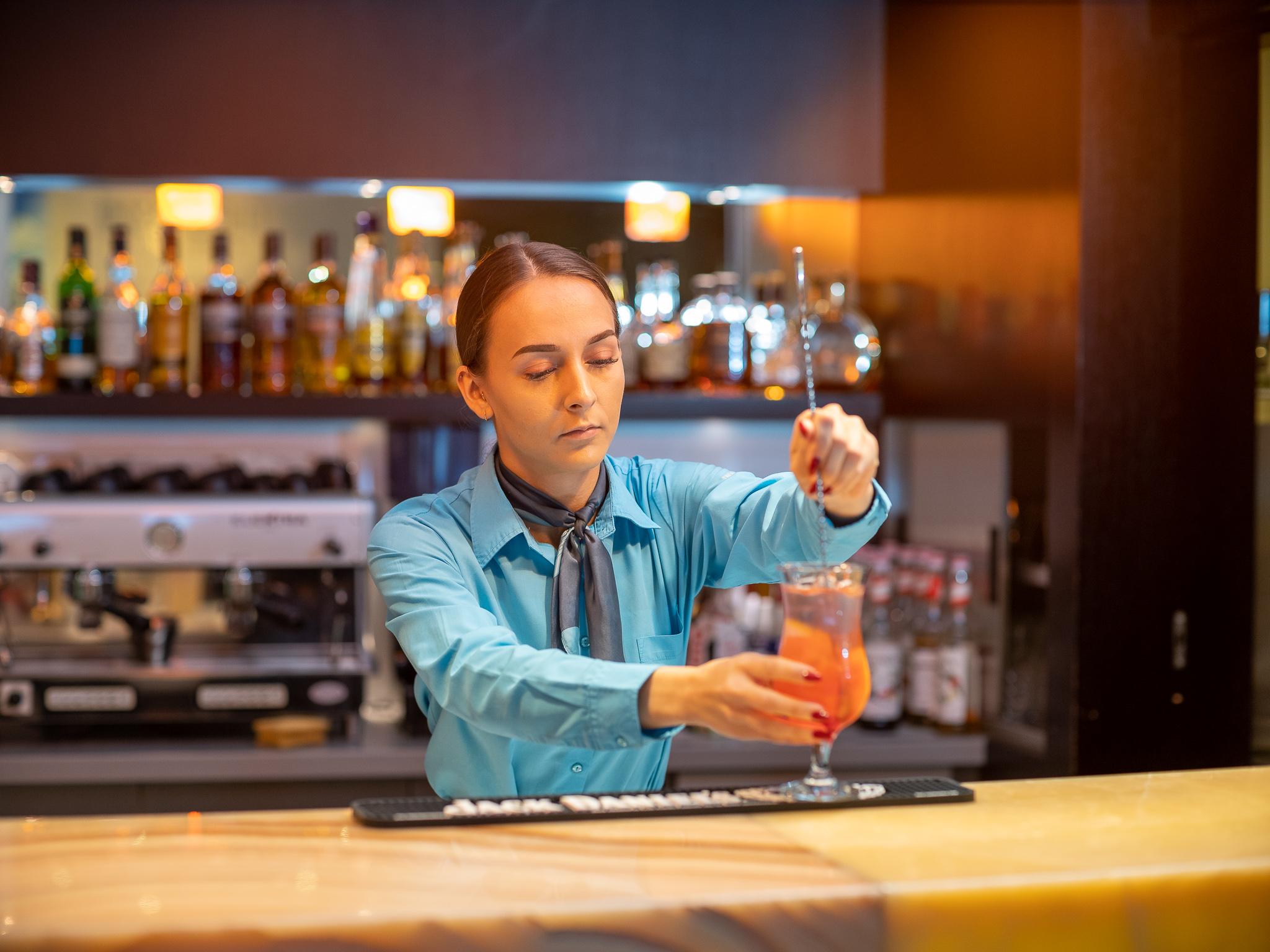 Niebieski Art Hotel & Spa Cracovia Exterior foto A bartender at work