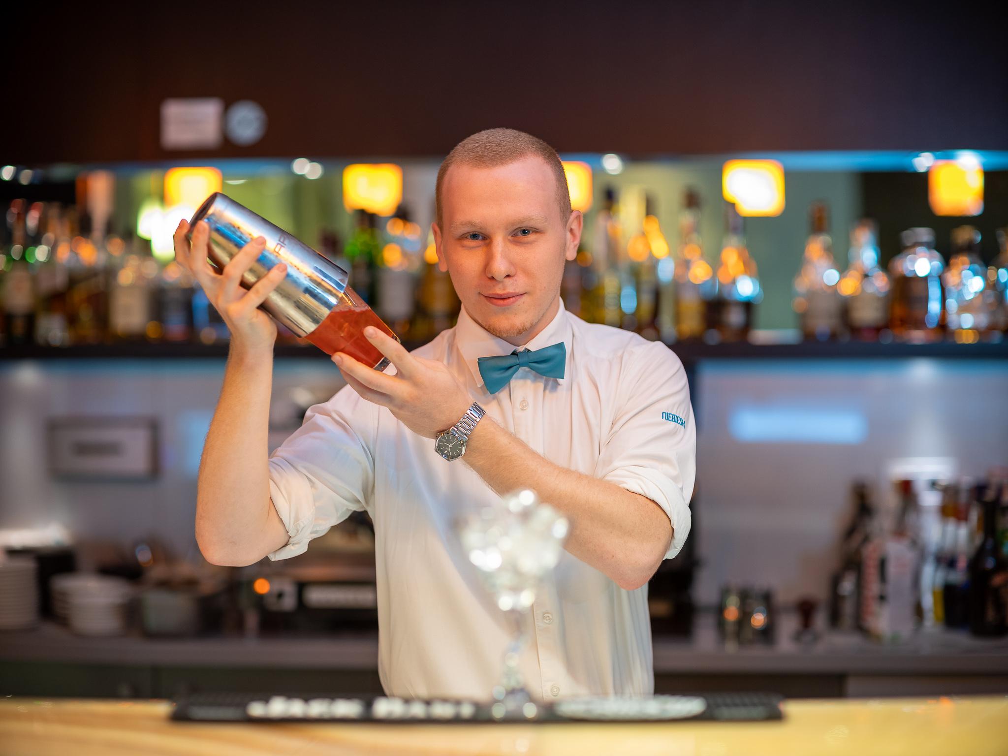 Niebieski Art Hotel & Spa Cracovia Exterior foto A bartender shaking a cocktail