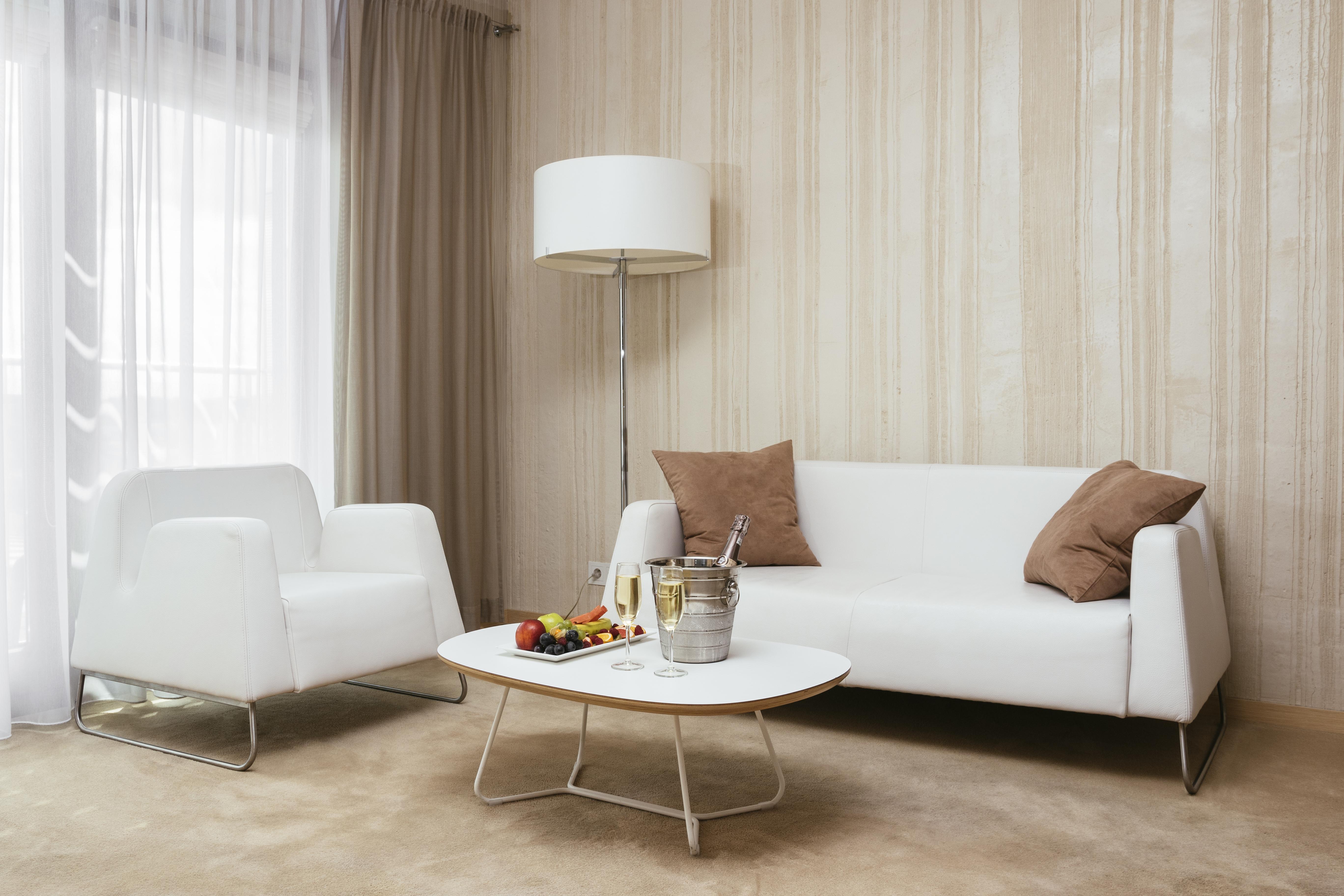 Niebieski Art Hotel & Spa Cracovia Exterior foto A living room with a sofa