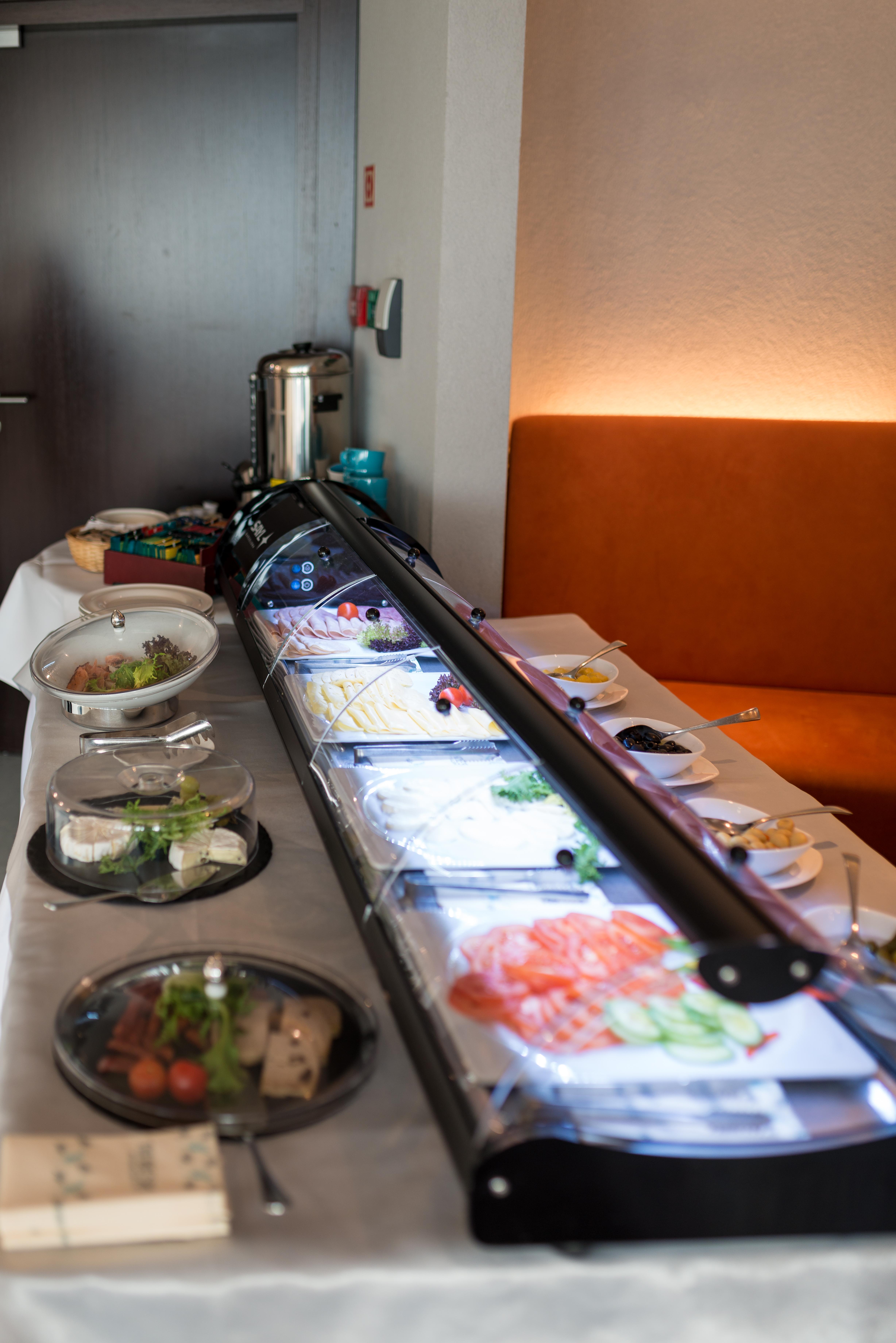 Niebieski Art Hotel & Spa Cracovia Exterior foto A conveyor belt sushi restaurant in Germany