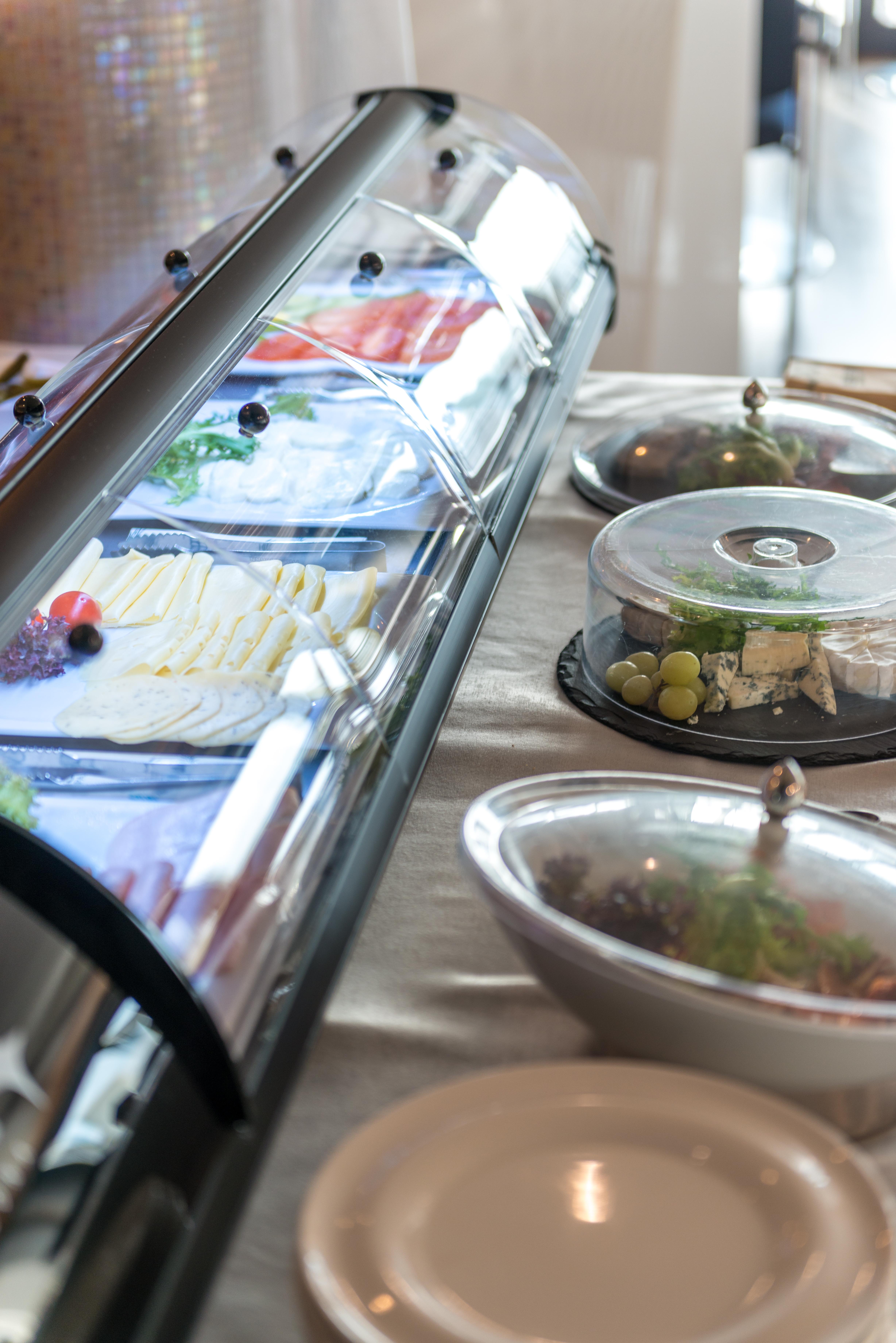 Niebieski Art Hotel & Spa Cracovia Exterior foto A display case with food