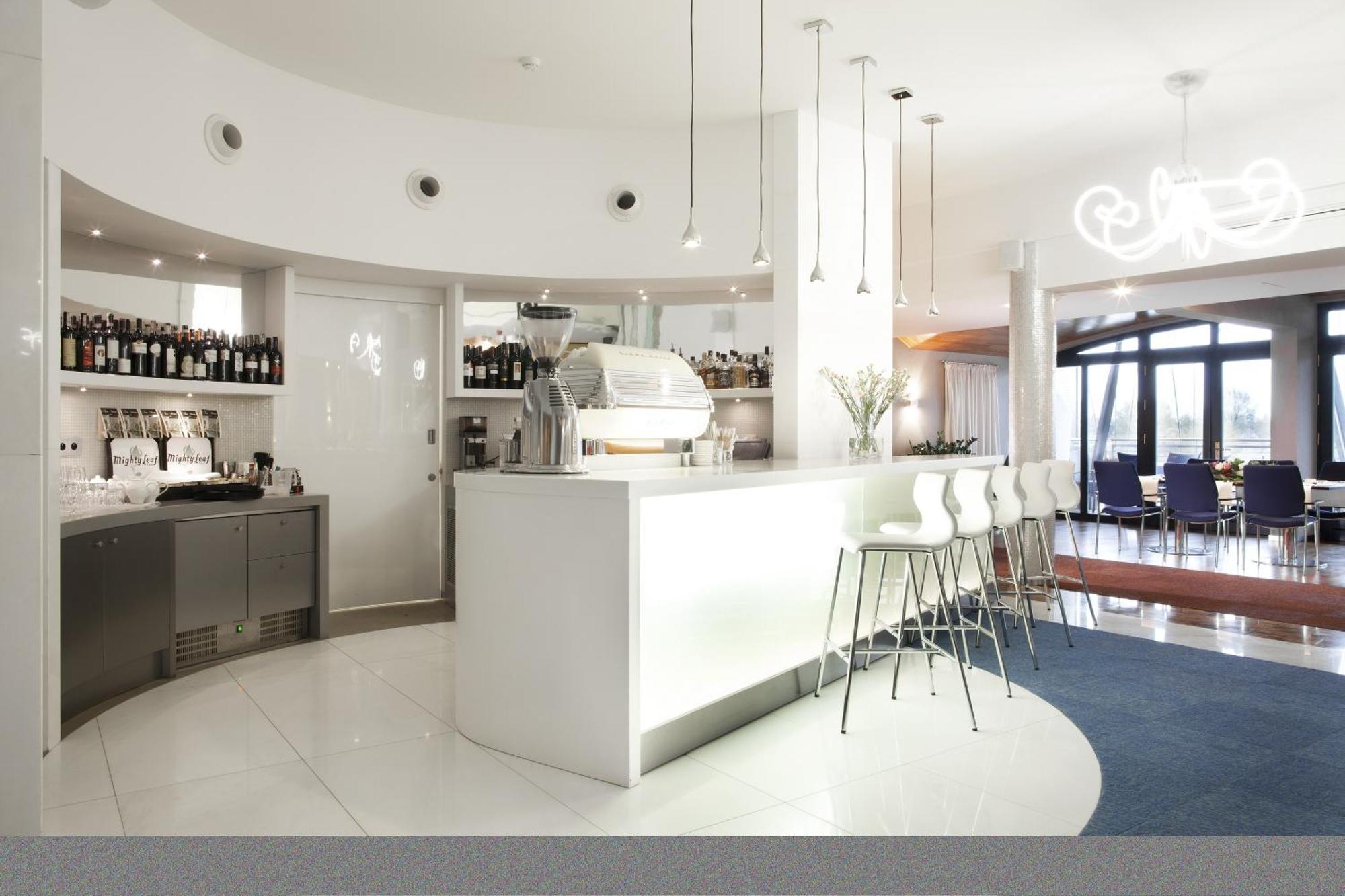 Niebieski Art Hotel & Spa Cracovia Exterior foto The bar at the hotel
