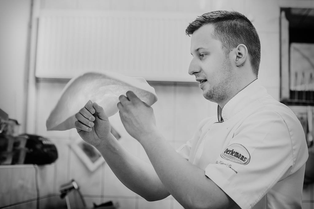 Niebieski Art Hotel & Spa Cracovia Exterior foto A chef preparing a pizza