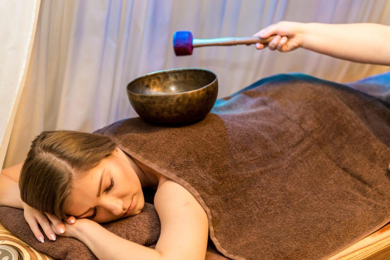 Niebieski Art Hotel & Spa Cracovia Exterior foto A woman receiving a singing bowl massage