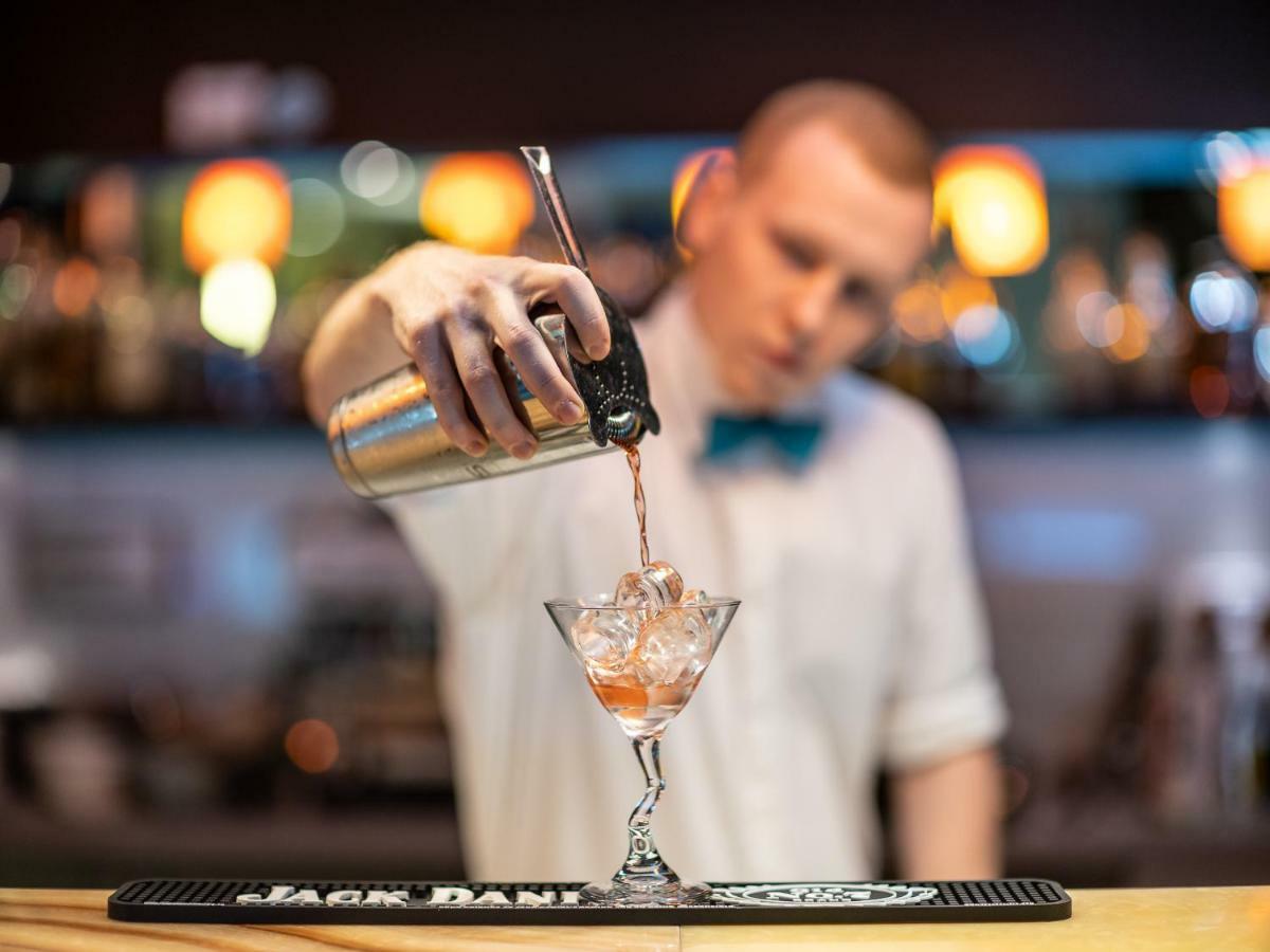 Niebieski Art Hotel & Spa Cracovia Exterior foto Bartender pouring a cocktail